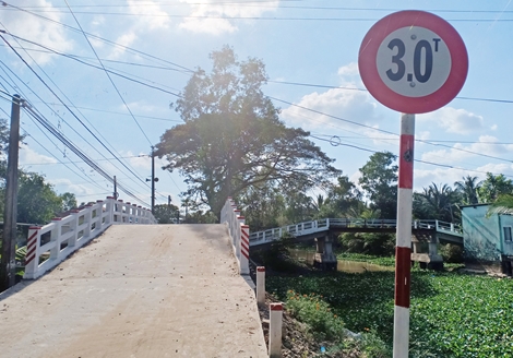 Tháo bảng tên cầu mang tên Phó Chủ tịch xã 